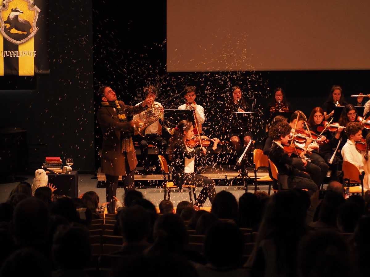 Aparición final de nieve en el concierto navideño con temática de Harry Potter en la Faculdade de Engenharia da Universidade do Porto.