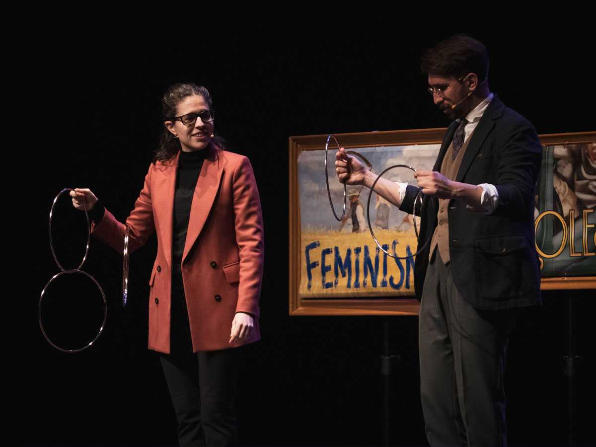 Unha membro do público participa nun truco de maxia durante o espectáculo de igualdade de xénero na Sala Ártika (Vigo, Galicia).